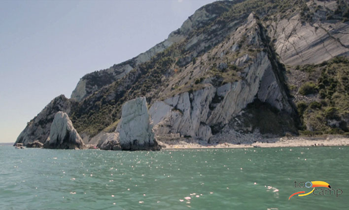Visitez le parc du Conero en vidéo, l’un des parcs les plus beaux d’Italie. Visitez le parc du Conero en vidéo, l’un des parcs les plus beaux d’Italie.