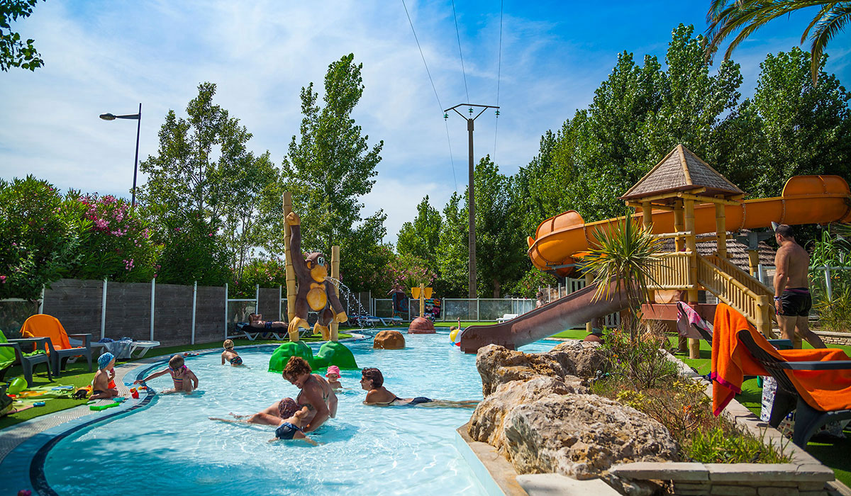 Cette piscine avec toboggan rendra heureux vos enfants