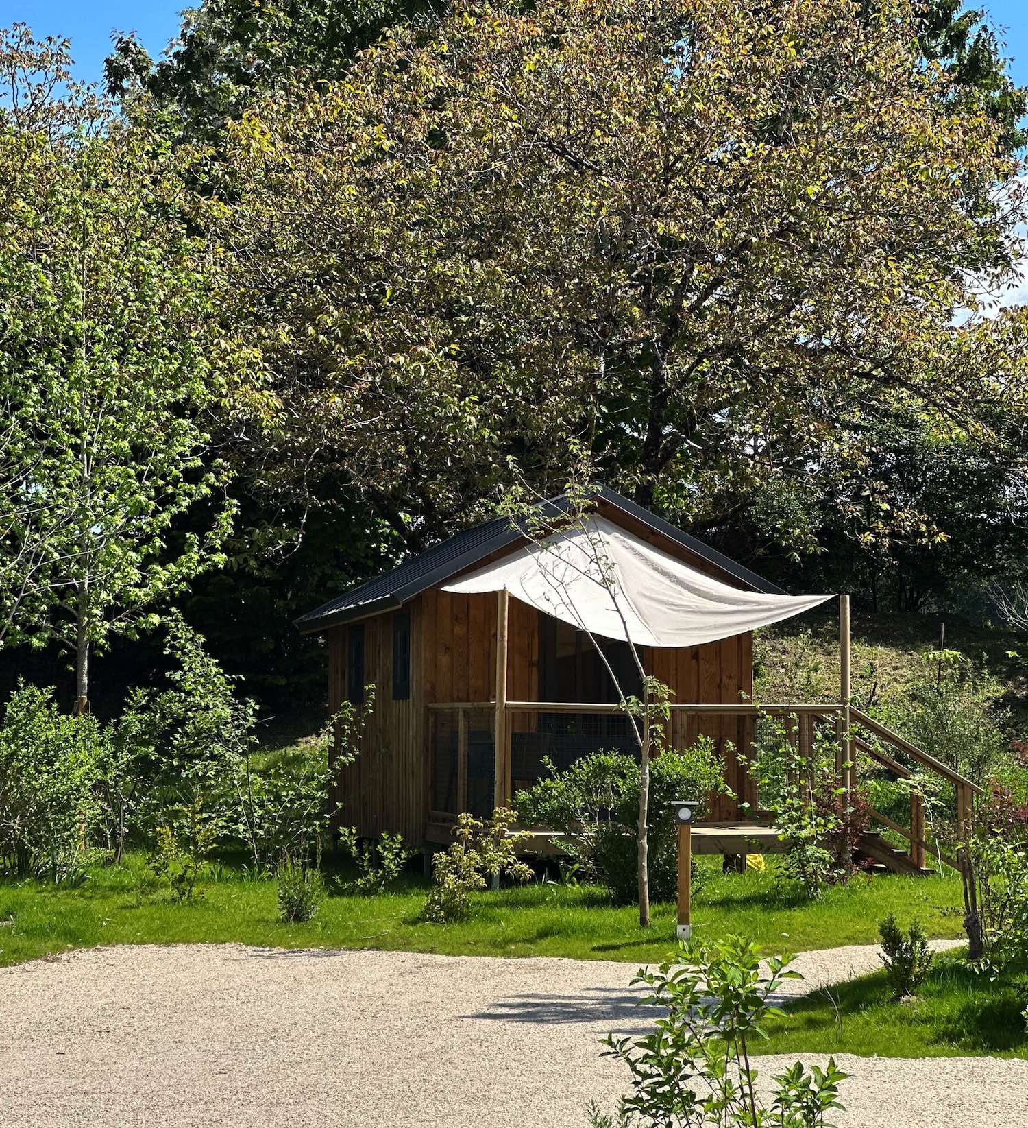Les Cinq Châteaux background-poster