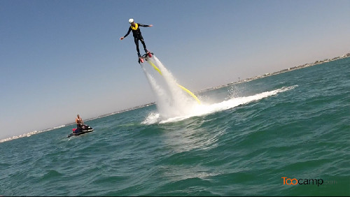 Volez sur l'eau grâce au Flyboard Volez sur l'eau grâce au Flyboard